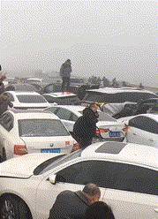 几十辆车连环追尾，车子占满整个高速路面……返程路上需注意
