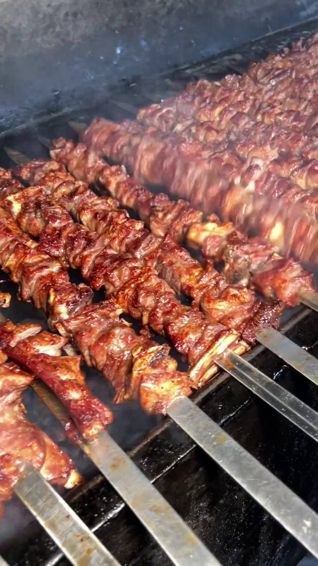 你吃过菏泽这家烤全羊吗?味道相当正!大口吃肉