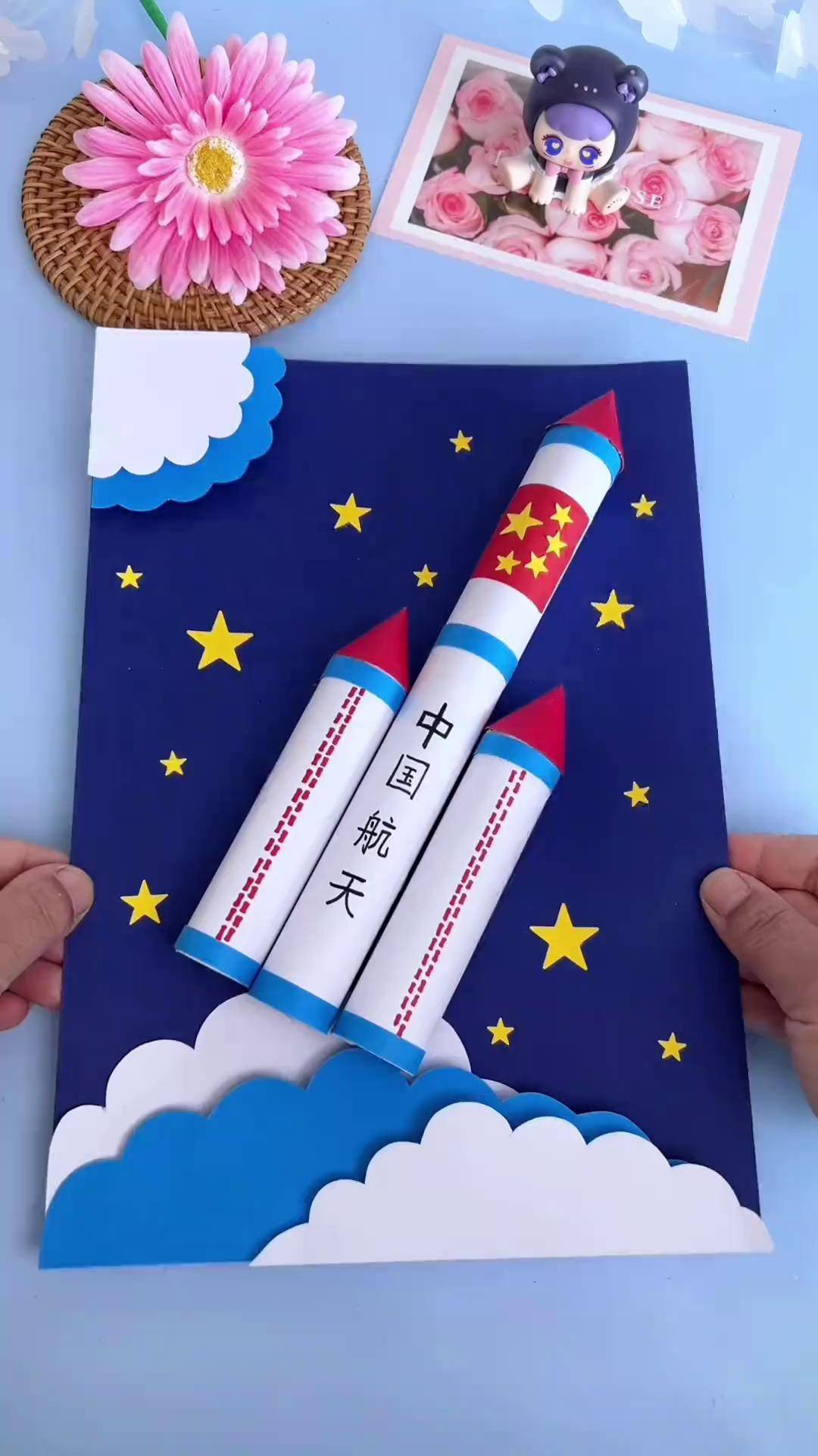 国庆节手工贴画来了,用手工卡纸就能做火箭发射手工贴画!