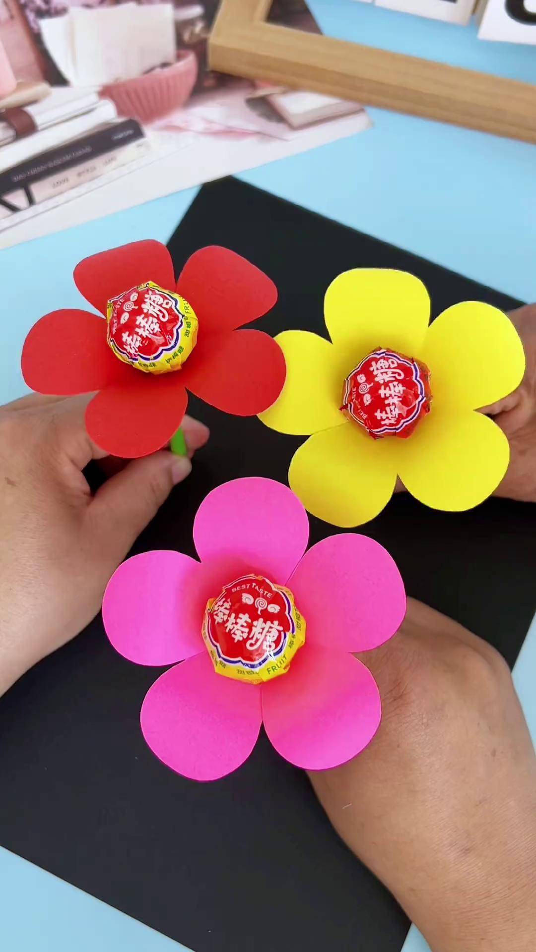 六一儿童节马上到了,用卡纸和棒棒糖做好看的棒棒糖花朵,让孩子分享给