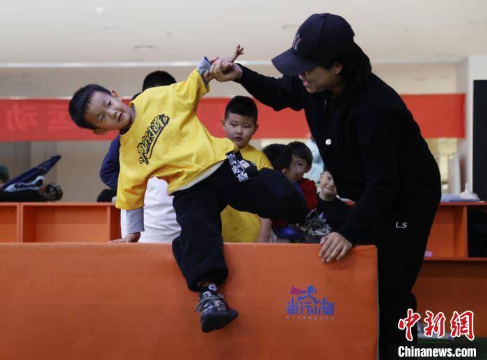宁夏银川：跑酷少年乐享假期(图6)