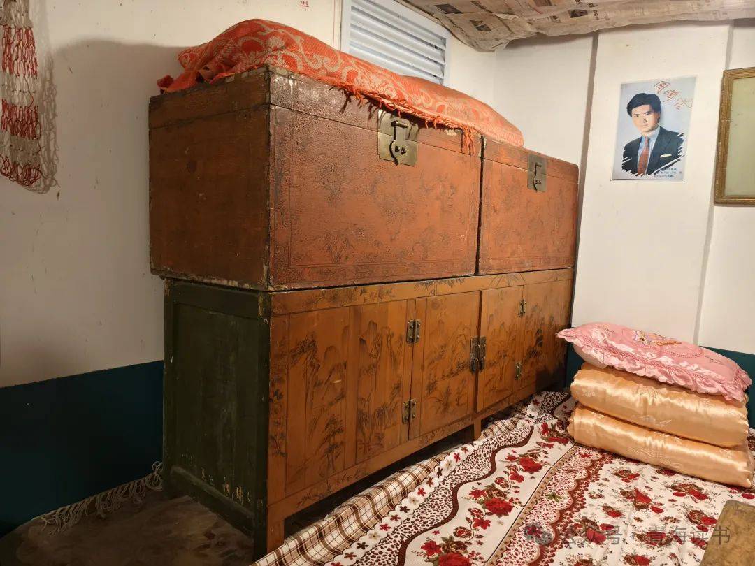 我们进入"茅屋"的时候,五斗柜上的黑白电视机,正在播放上世纪80年代初