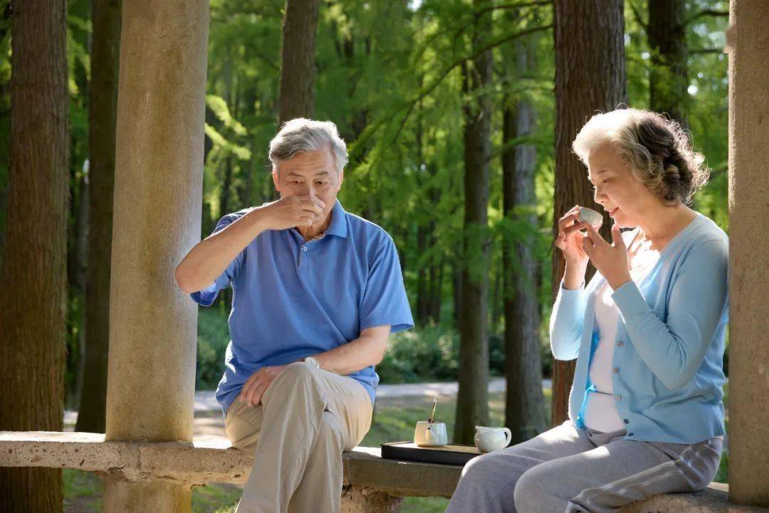 过年长辈聊天需谨慎：莫过度透露子女情况，过年长辈聊天：子女之事慎言为妙
