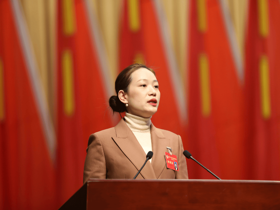 会议还听取了陈菲菲,谢明涛,王小粉,夏志勇,陈胤博,刘建国6名委员作的