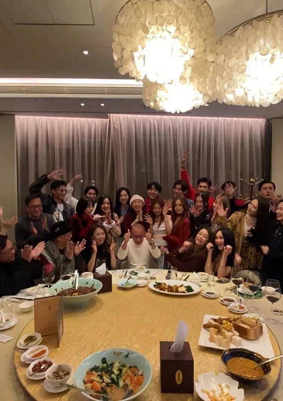 英皇新春团拜：艺人齐聚话新年愿望，英皇娱乐新春团拜晚宴：众星云集