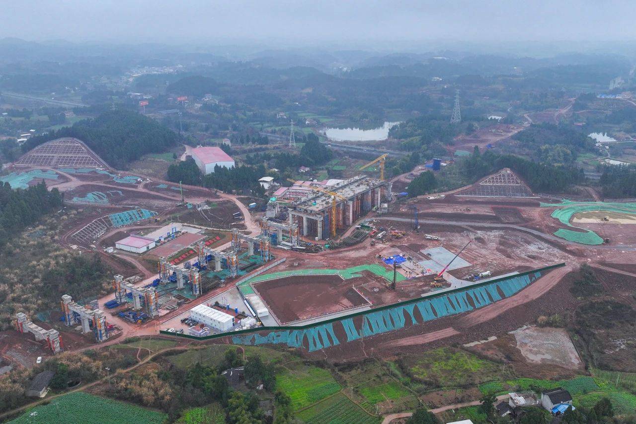 乐至站建设现场成达万高铁是我国“八纵八横”高铁网沿江通道的重要组成