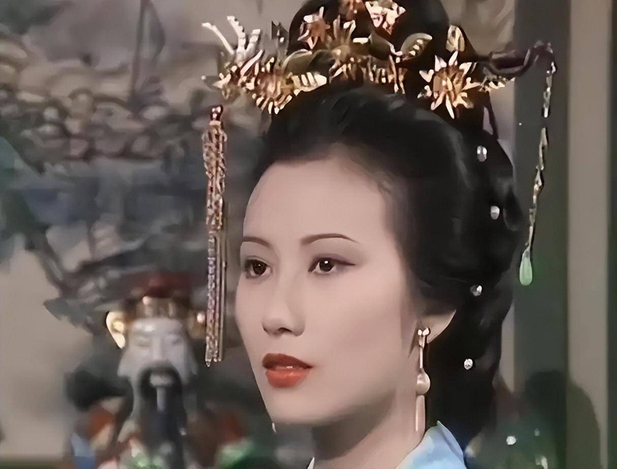 原创回顾汪明荃春晚惊艳历经争斗成大姐大晚年幸福惹人羡