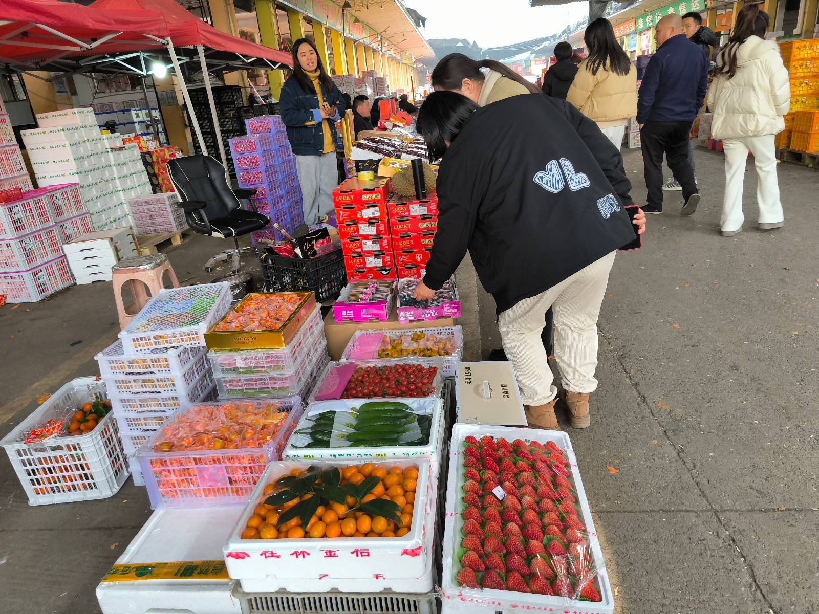 开云体育下载车厘子单价跌至个位数武汉一果批市场整箱甩卖商户：气温升高最多再卖两三天(图2)