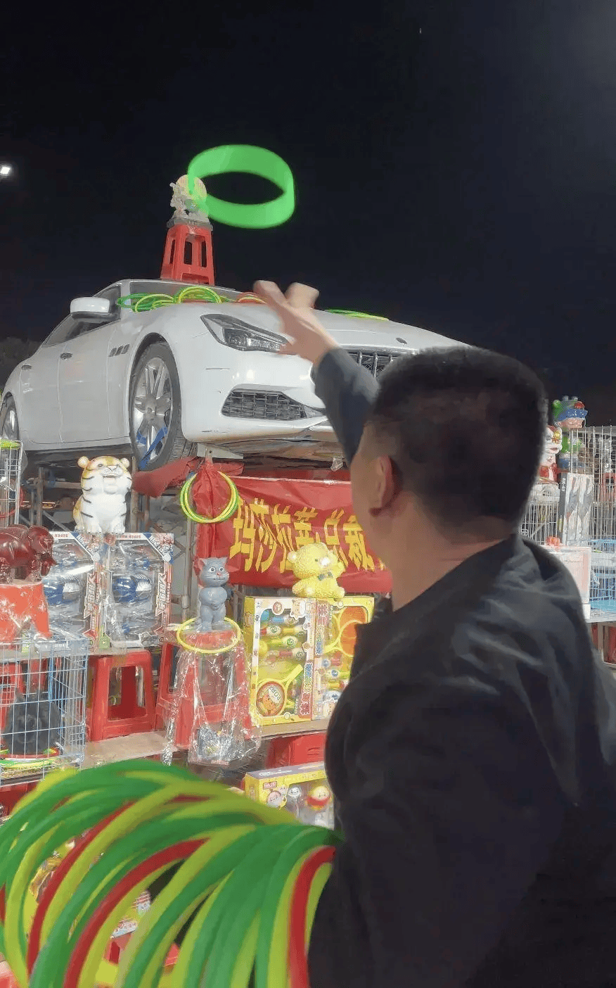“套圈套中玛莎拉蒂”系摆拍?摊主自称与该顾客相识,官方:正在调查 “套圈套中玛莎拉蒂”系摆拍?摊主自称与该顾客相识,官方:正在调查