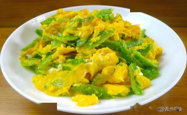 家常菜品烹饪指南：鱿鱼、苦瓜、油麦菜、莴笋的美味变身 厨房新手必看：洋葱炒鱿鱼、苦瓜炒鸡蛋等做法
