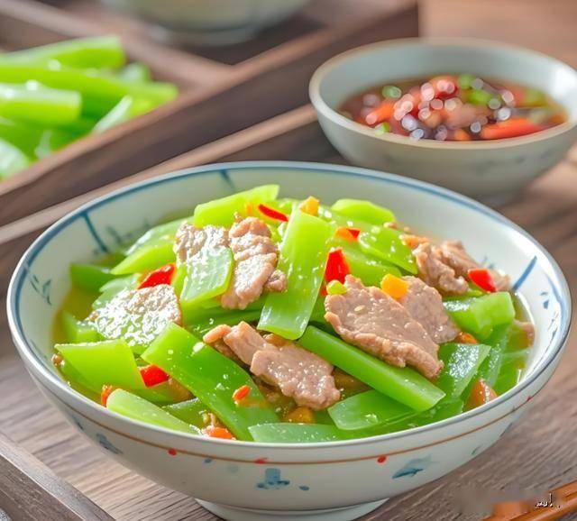 家常菜品烹饪指南：鱿鱼、苦瓜、油麦菜、莴笋的美味变身 厨房新手必看：洋葱炒鱿鱼、苦瓜炒鸡蛋等做法