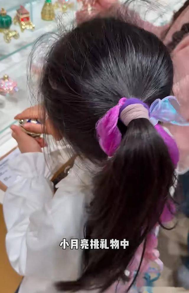 颖儿付辛博全家出动 澳门庆祝女儿7岁生辰