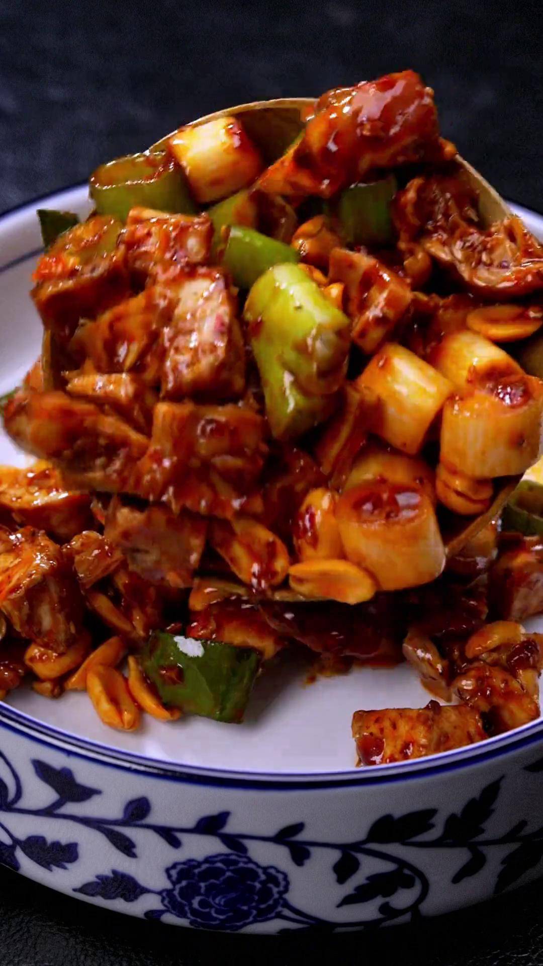 凉拌兔丁 年夜饭第三道的凉菜凉拌兔丁 年夜饭菜单提前曝光了