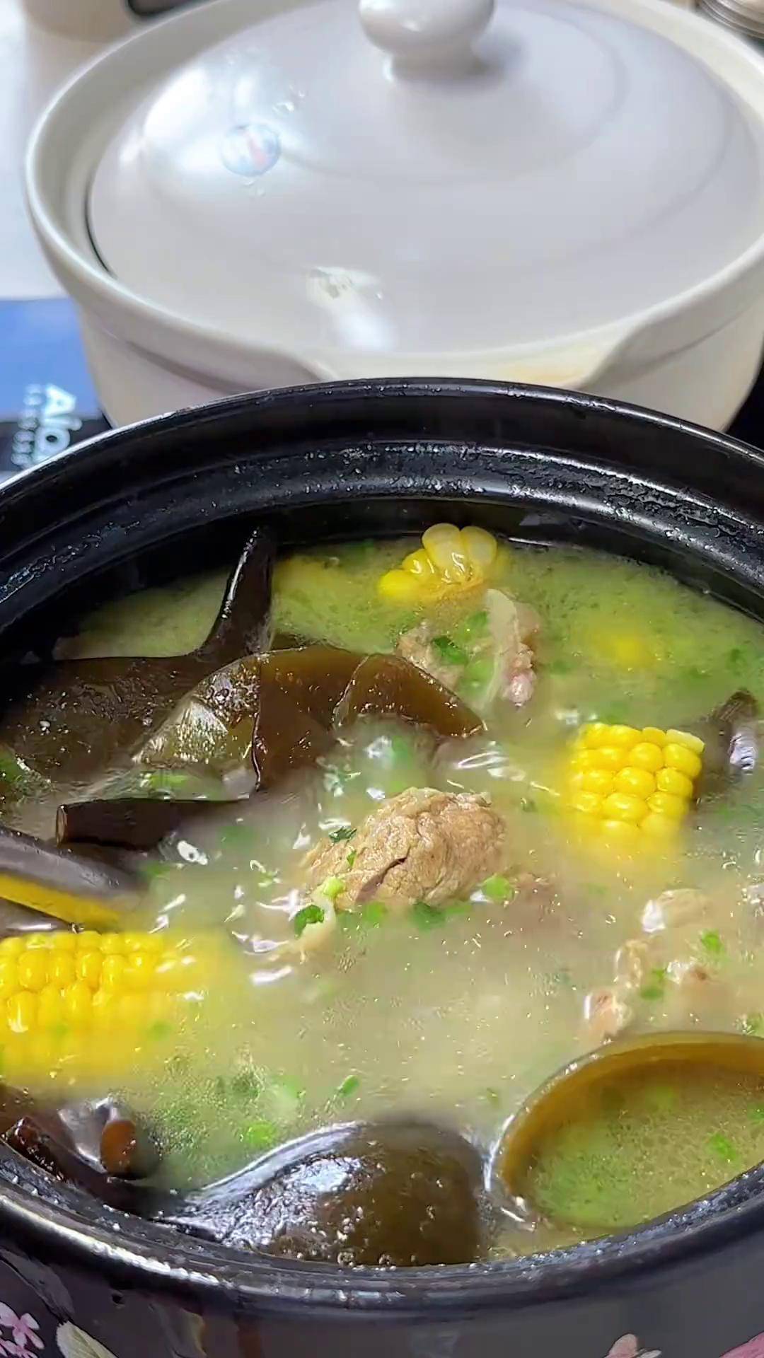 秋季多给孩子们 炖点这个筒子骨海带头汤喝 清甜鲜糯 营养又丰富 老人