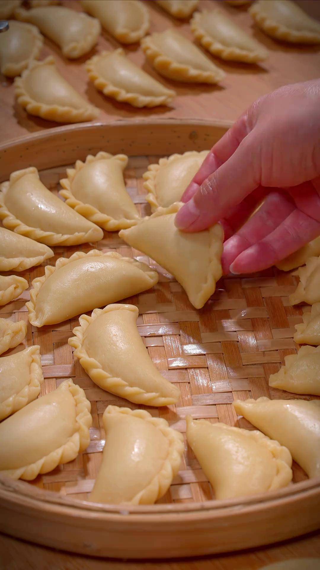 炸油角 小时候过年家家户户都会做这个炸油角,现在很多人都不会了