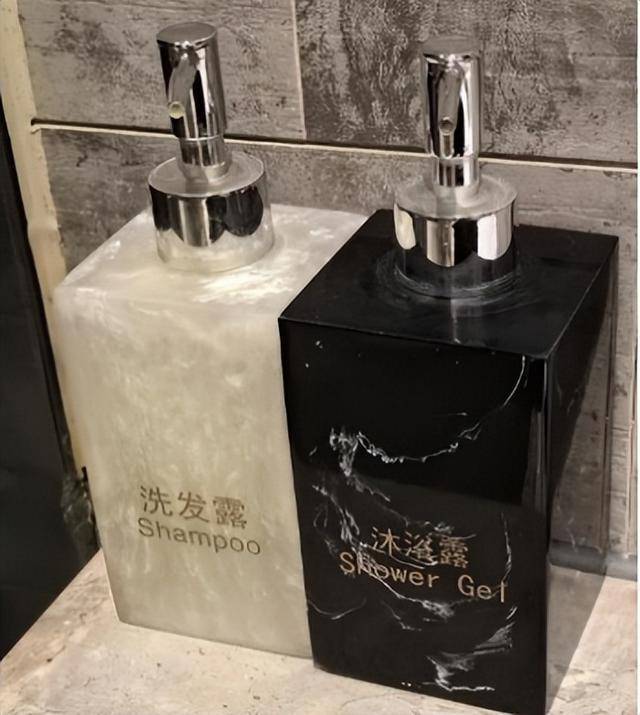 深度揭秘（宾馆的洗发露好吗安全吗）宾馆的洗发露好吗能用吗，酒店擅自分装洗发水、沐浴露？涉嫌违法！，