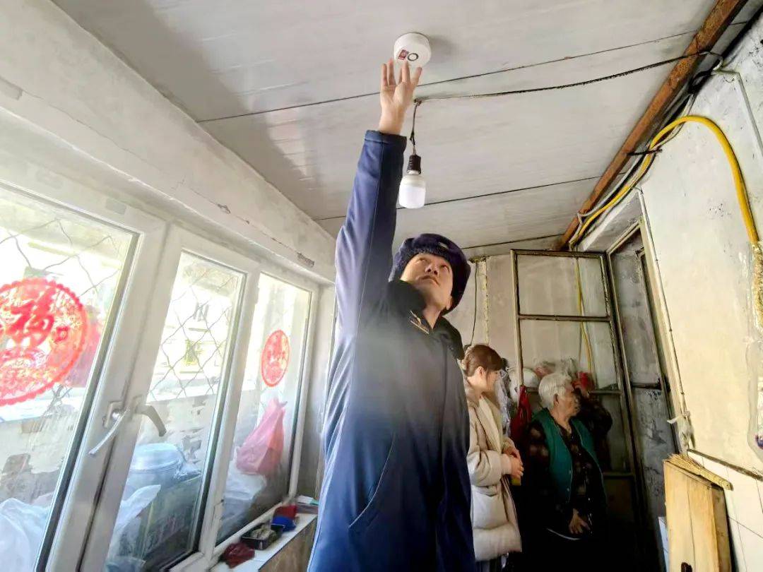 你好“威客电竞登录火焰蓝”丨老有所“安” 鹤岗消防为独居老人免费安装感烟报警器(图3)