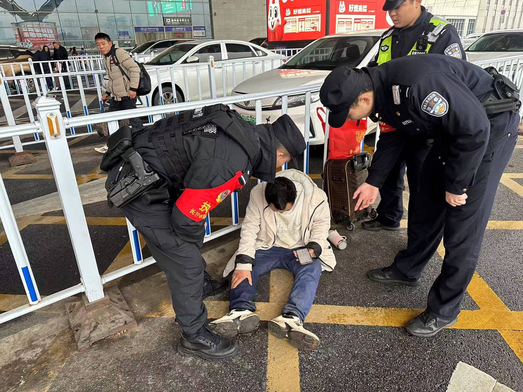 男子清晨胸口不适仍赶高铁倒地不起脸色煞白，长沙南铁警紧急救助并护送至医院_旅客_救护车_身体状况