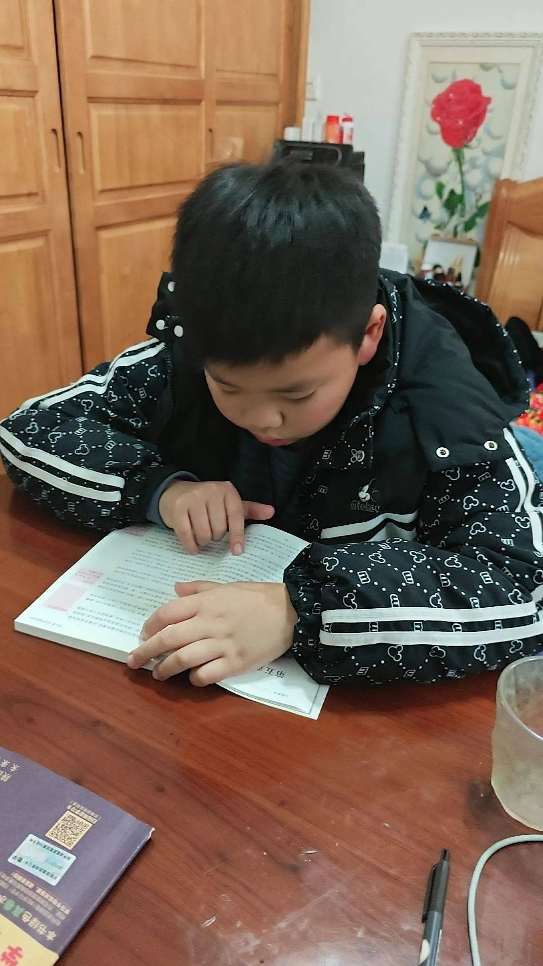 船借箭"等经典情节,一张张温馨的阅读照片记录下他们与经典对话的瞬间