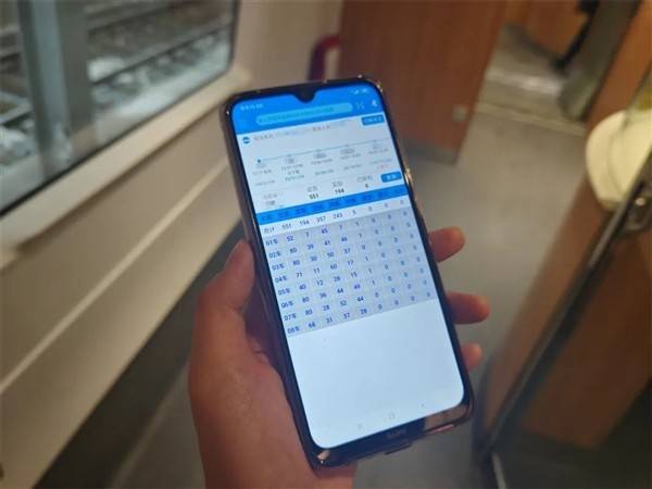 高铁乘务员手中的“智能大脑”：强大功能曝光