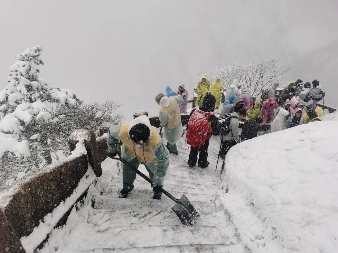 黄山大雪多名游客摔倒，有人头朝下撞上护栏，景区：穿冰爪可正常行走，建议雪化了再来