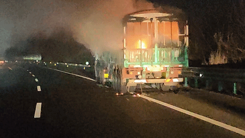 渭南:高速上一辆满载电动车电池的半挂车突然起火,现场浓烟不断!