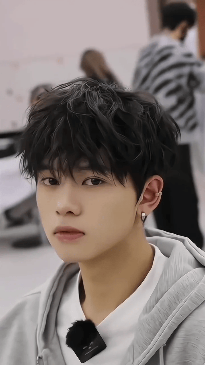 这款发型不挑脸型 圆脸 长脸 瓜子脸都可以驾驭的男士烫发男士造型