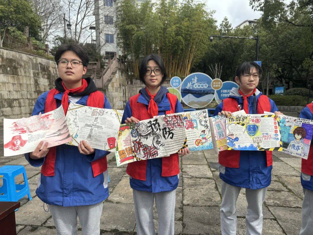 学习雷锋星空体育APP好榜样传递青春正能量桐庐学子在行动(图4)