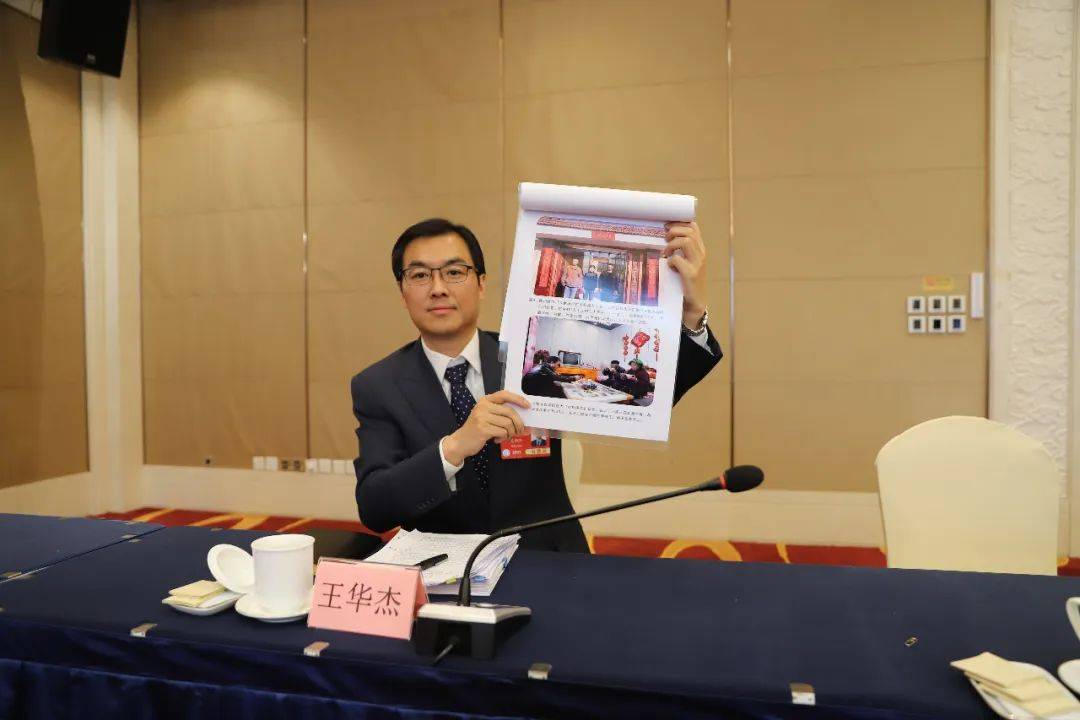 上午会议结束后,全国人大代表,青海省海东市委副书记,市长王华杰再次