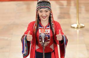 云南“95后”委员杨钰尼把民族刺绣带到全国两会现场_新华社_张丽青_彭德