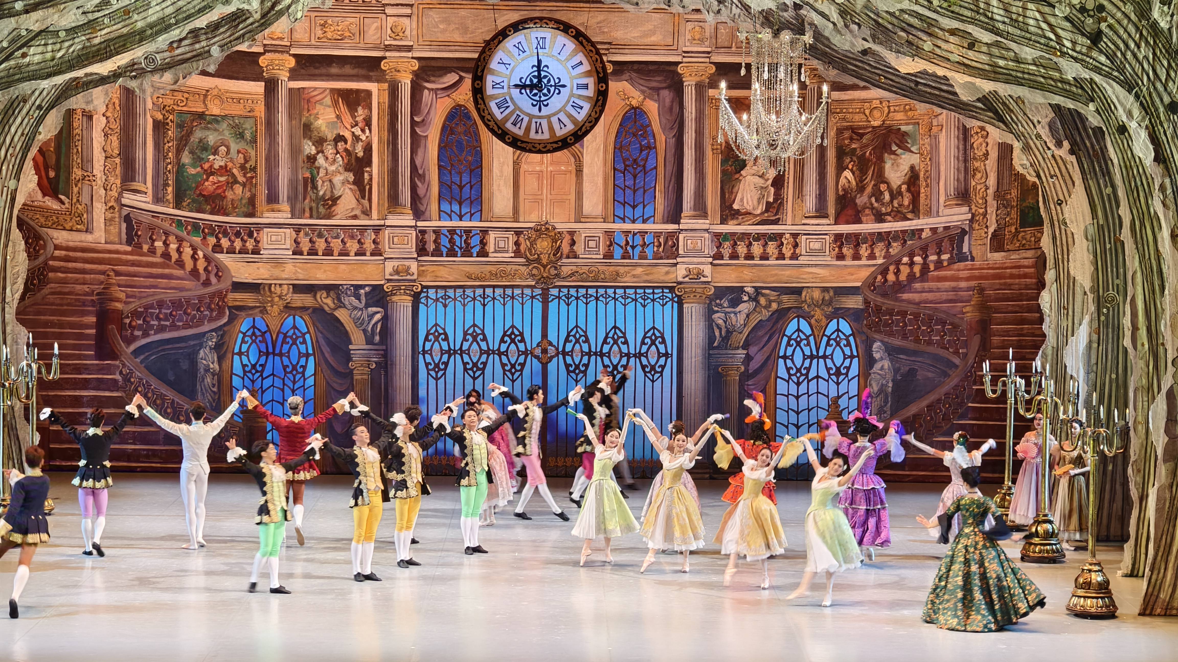 舞韵展芳华 世界经典《灰姑娘》绽放丁香剧场