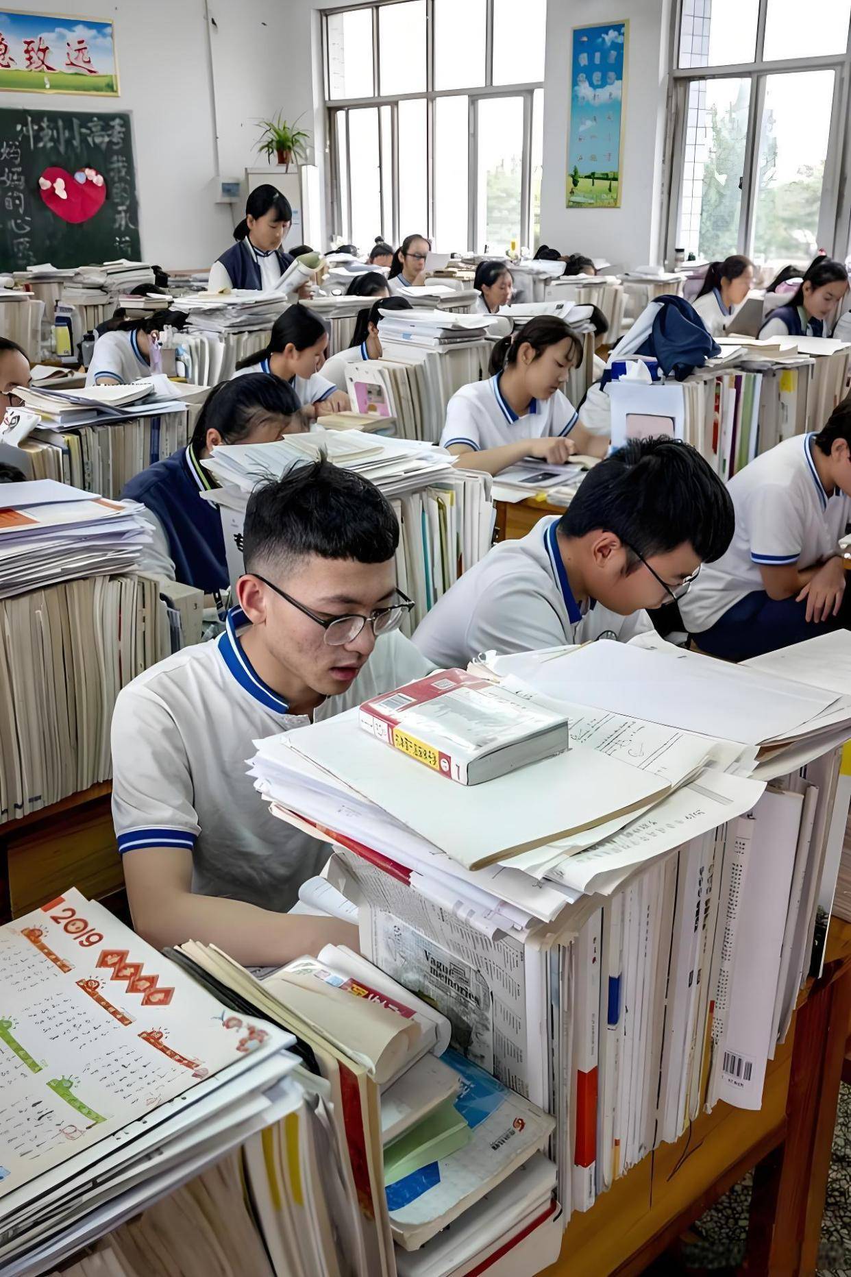 高中双休是“甩锅”还是“觉醒”？这届家长该醒醒了！_孩子_自律_教育