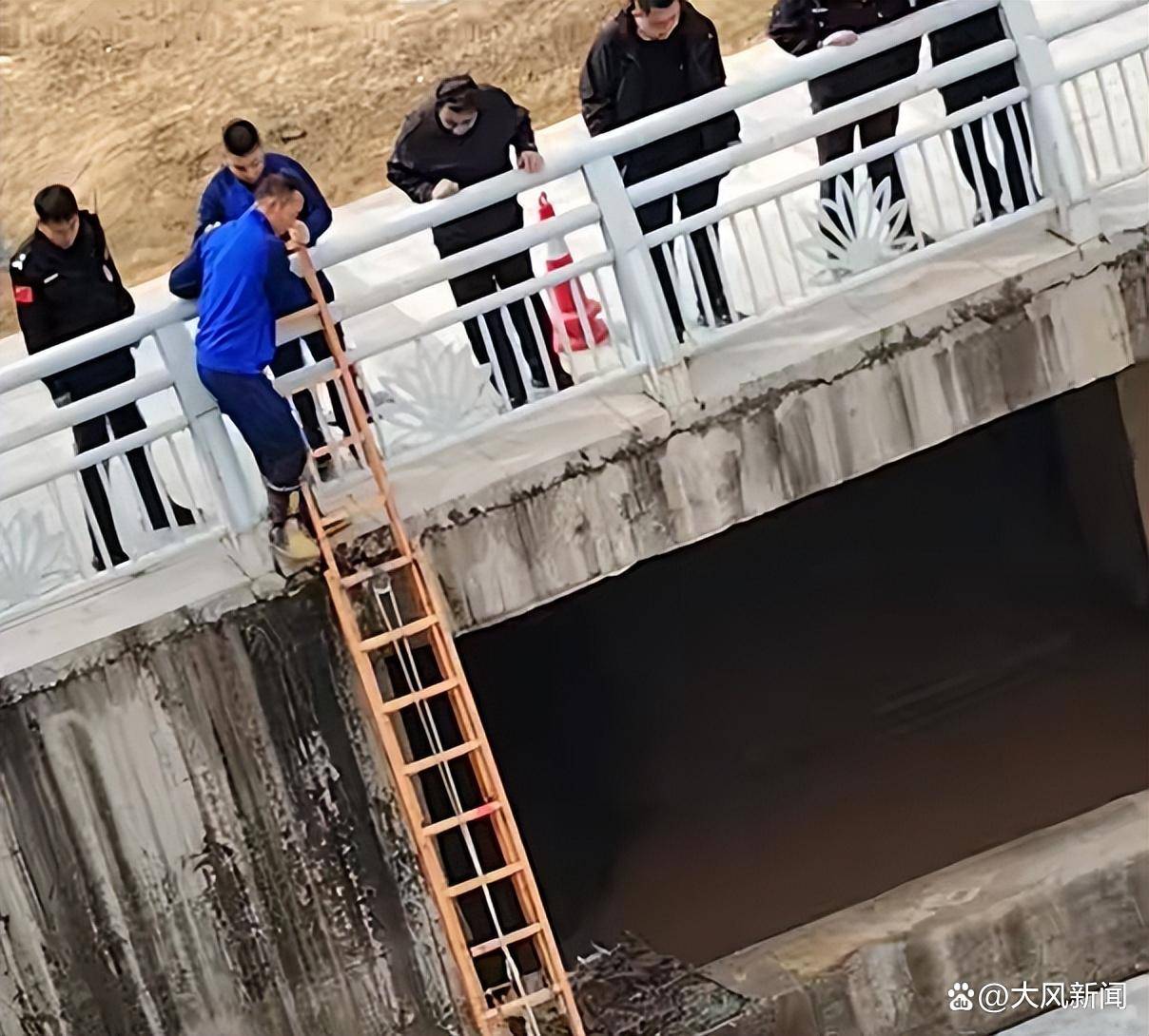 网友发视频称大桥下发现大量疑似百元大钞，山西吕梁民警借助消防梯踩冰捡拾，详情尚在进一步调查