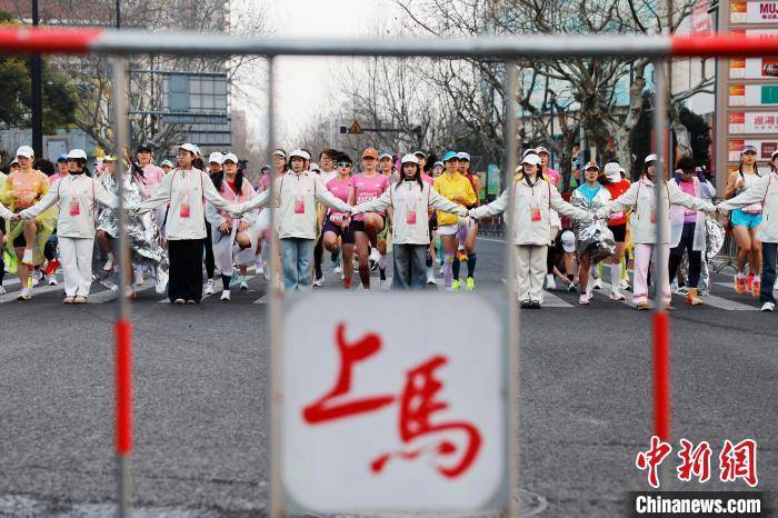 2025上海女子半程马jbo竞博电竞平台拉松赛开跑(图6)