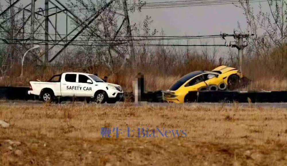 小米SU7 Ultra赛道首撞，雷军建议下赛道要参加正式培训