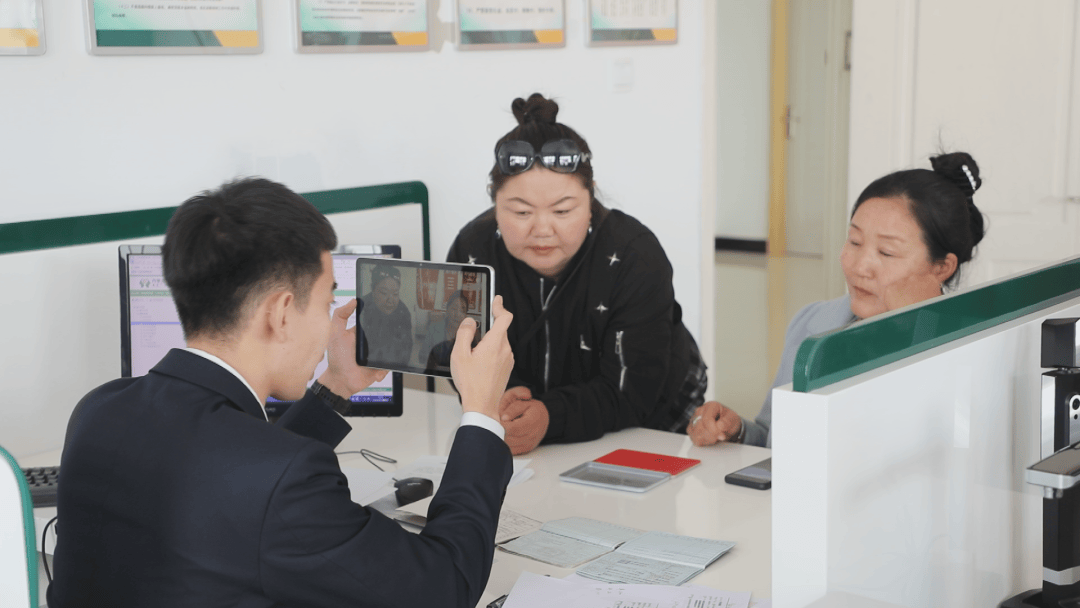 苏尼特左旗农商银行在优化金融服务上，充分利用线上线下相结合的方式，