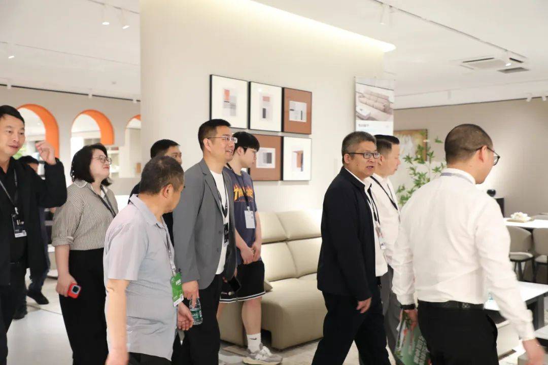 展会直击 A家家居C位亮相人潮如涌燃爆名家具展芒果体育APP(图2)