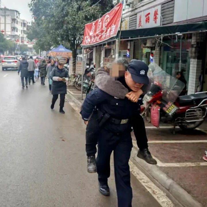 背人狂奔！宜宾一辅警护送老人就医！_家属_永兴_镇上