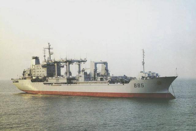 中国“青海湖号”补给舰：看似“亏损”实则大功臣