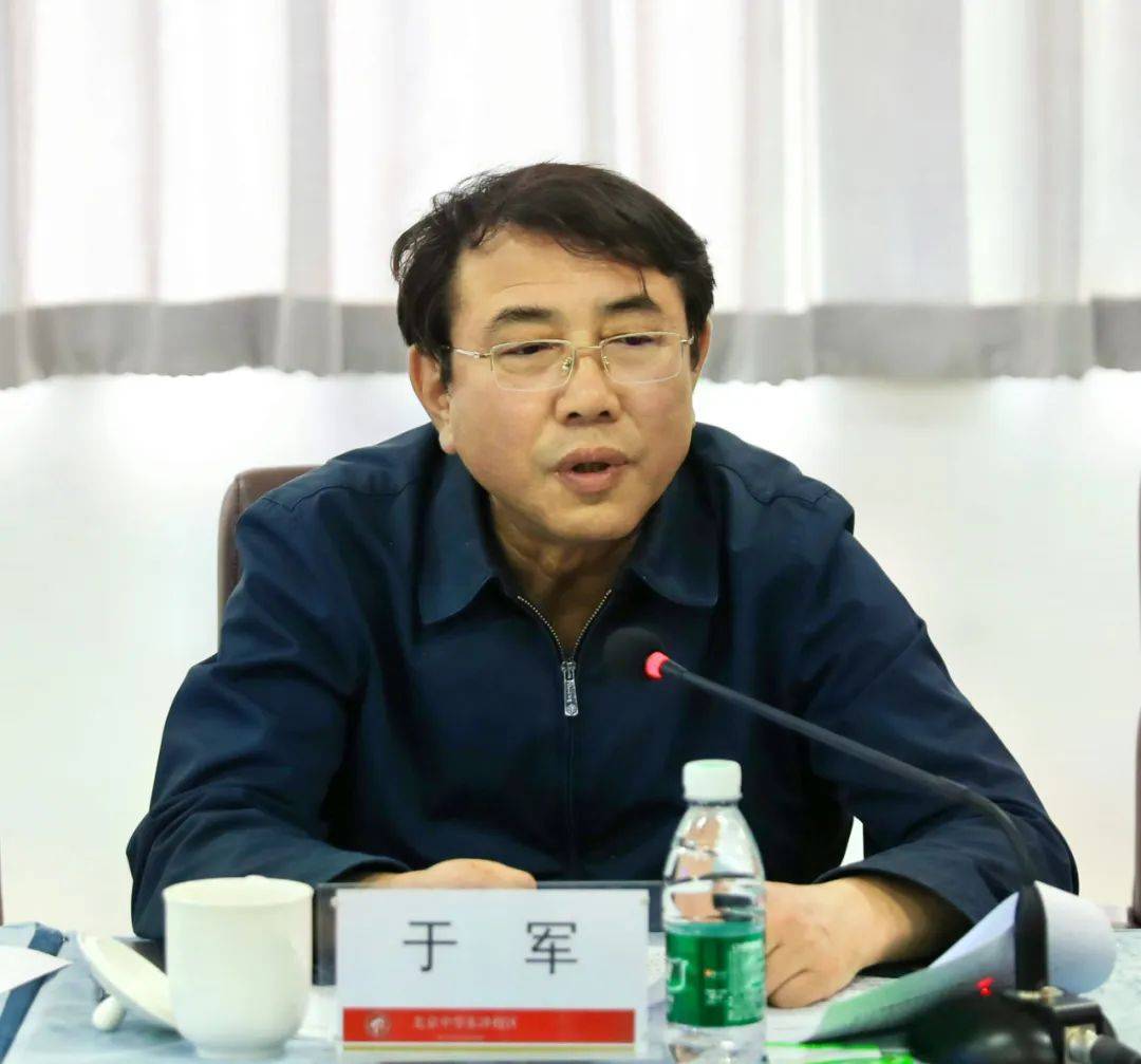 北京市人大教育代表小组赴北京中学开展专题调研