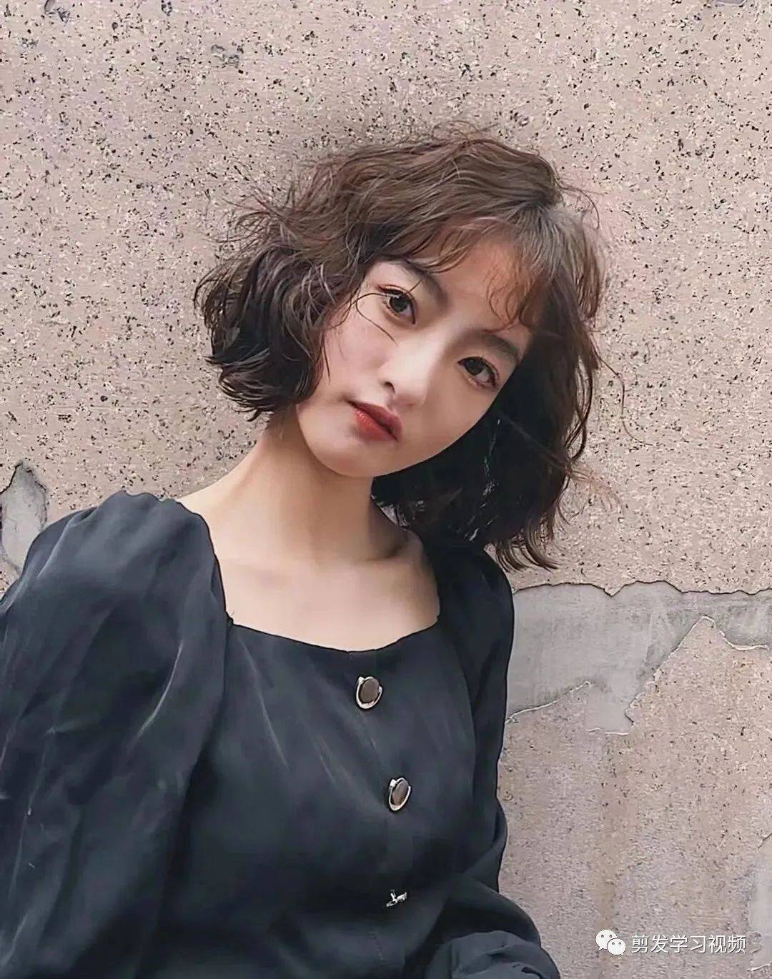 这样的烫发既适合短发也适合长发搭配中分显得气质又优雅空气刘海