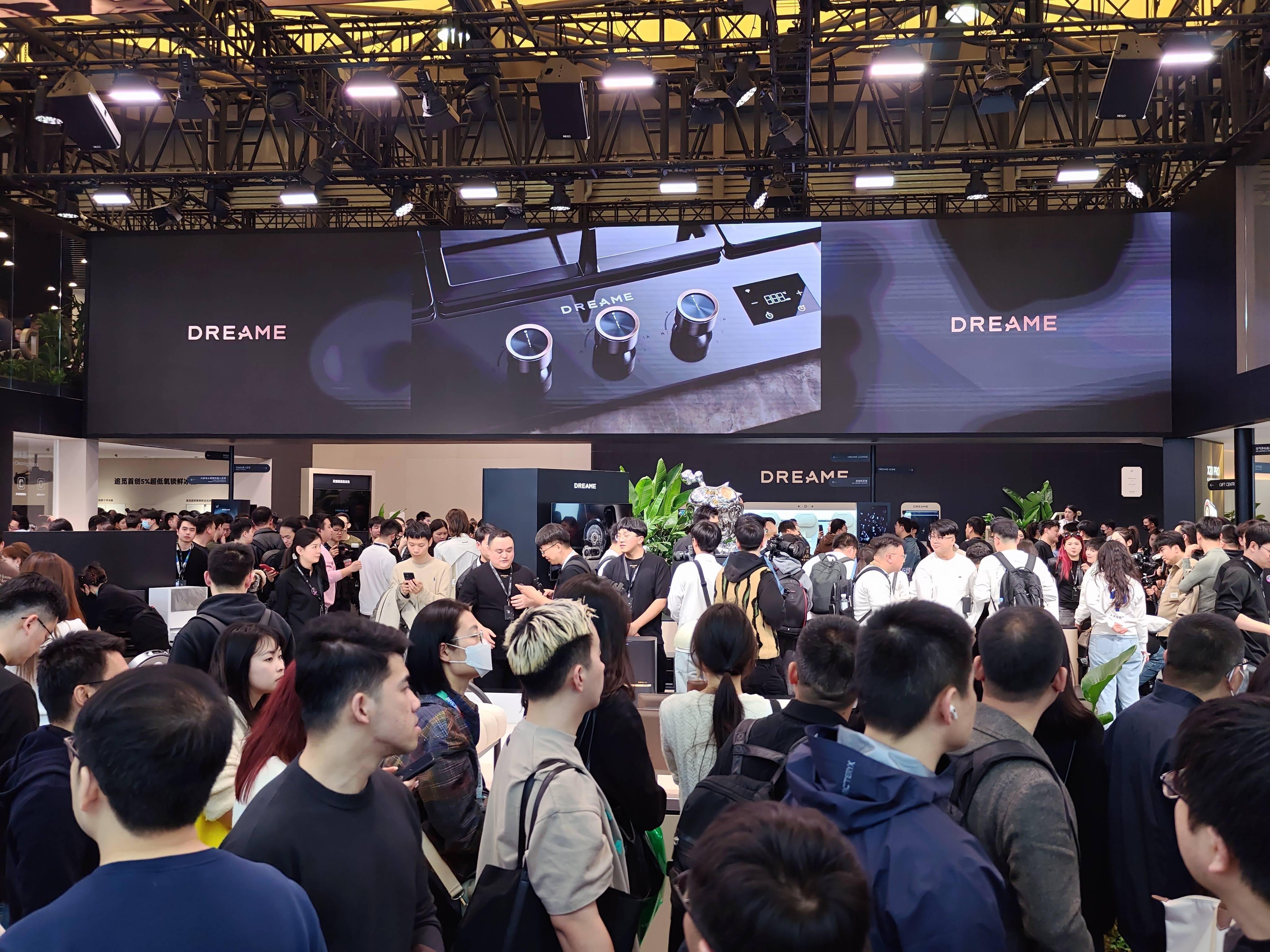 AWE展会首日：Mini LED与AI家电闪耀，开启智慧生活新篇，AWE开幕首日：家电新品大揭秘，AI时代全面来袭