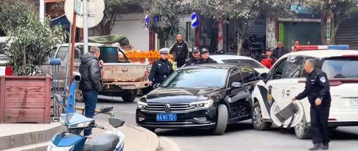 一网上逃犯驾车冲撞警方后逃窜，当地：正在抓捕_南江县_办案_下两镇