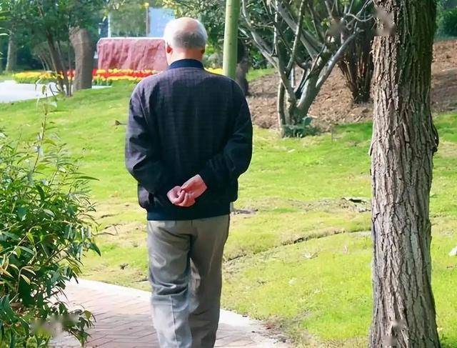 从走路细节，洞察脑梗危机 惊！脑梗早就在走路时悄悄“现身”
