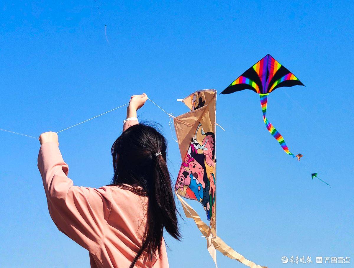 多彩风筝飞上天，泉城广场好热闹_高军_天空_迎风