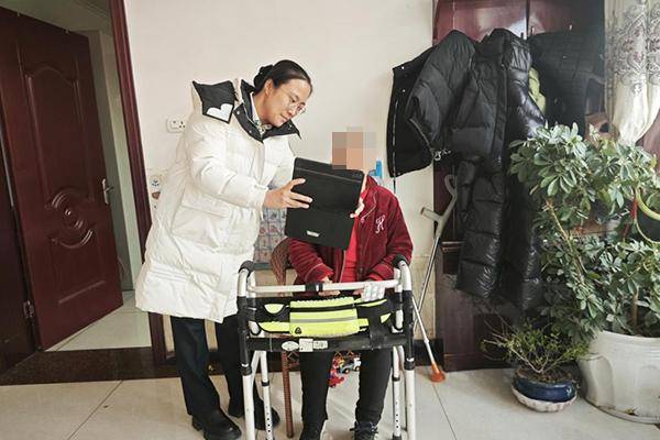 日前，西洼支行接到一位客户的求助电话，称其家中老人因行动不便，无法
