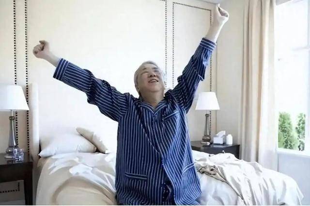 告别“8小时睡觉论”，60岁后这样睡才健康！