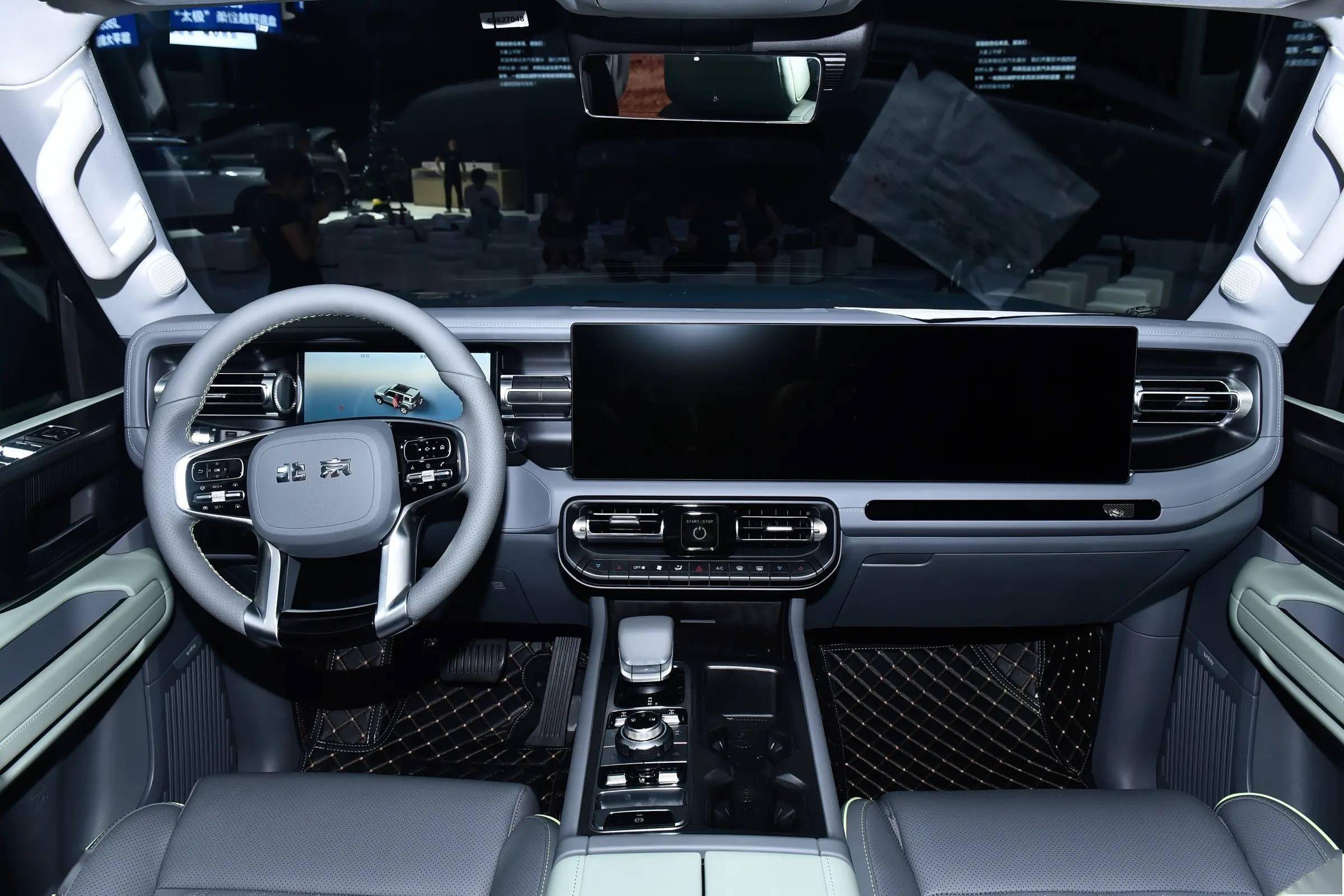 内饰方面,北京越野bj40增程版搭载圆形多功能方向盘和10