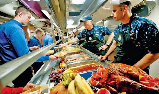 探秘航母官兵的“舌尖盛宴”：为何吃得如此之好？，航母官兵饮食大揭秘：高待遇背后的原因