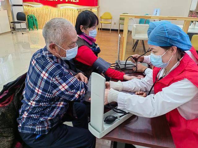 60岁以上人群，清晨正确开启方式，守护血压！，警惕！60岁后清晨这些习惯成血压“杀手”